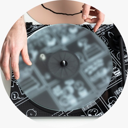 Pro-Ject Audio Systems Peanuts Turntable 75 years Peanuts Special With ortofon OM10 Cartridge (Made In Europe)