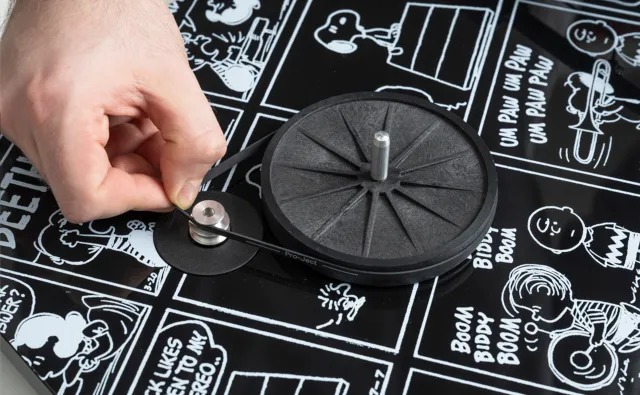 Pro-Ject Audio Systems Peanuts Turntable 75 years Peanuts Special With ortofon OM10 Cartridge (Made In Europe)